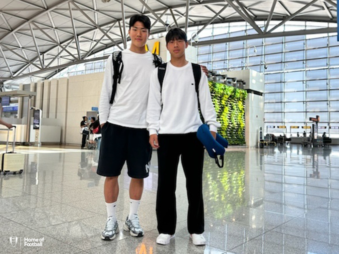 독일 프로축구 분데스리가 바이레른 뮌헨의 ‘월드스쿼드 2024’에 선발된 K리그2 수원 삼성의 유스팀 모경빈(왼쪽)과 김민우가 출국에 앞서 기념사진을 찍고 있다. (사진=수원 삼성 제공)