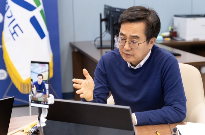 지난 29일 김동연 경기도지사가 인스타그램 라이브 방송을 통해 경기북부특별자치도 관련 질의응답을 진행하고 있다. (사진=김동연 지사 인스타그램 캡처)