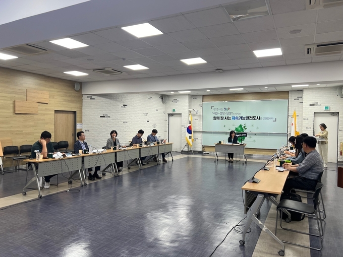 광명시는 지난 달 31일 시청 중회의실에서 매장유산 관련 전문가와 국가유산청 유적발굴과, 경기도 문화유산과, 용역사 관계자 등이 참석한 가운데 ‘광명시 매장유산 유존지역 정보 고도화 용역’ 착수보고회를 개최했다. (사진=광명시 제공)