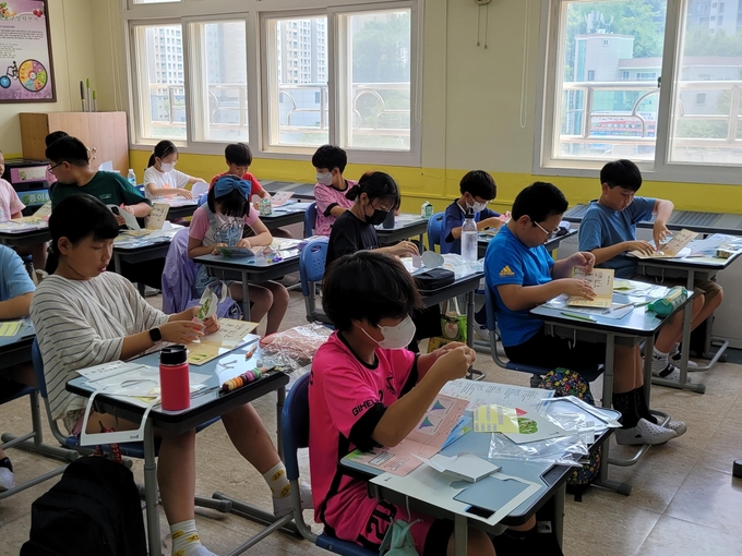 용인특례시는 인구와 가족 구조의 변화상을 담은 체험형 교재를 제작해 용인백현초등학교를 비롯한 20개 초등학교 4~5학년 정규 수업의 부교재로 활용하도록 배부했다. (사진=용인시 제공)