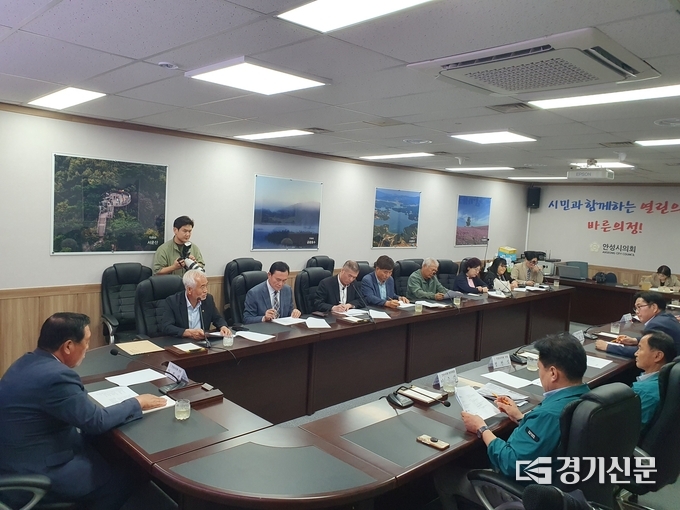 안성문화원·안성시의회 간의 간담회에 참석한 문화원 임원과 시의원들이 지속가능한 안성문화발전 방안을 논의하고 있다. (사진=안성문화원 제공)