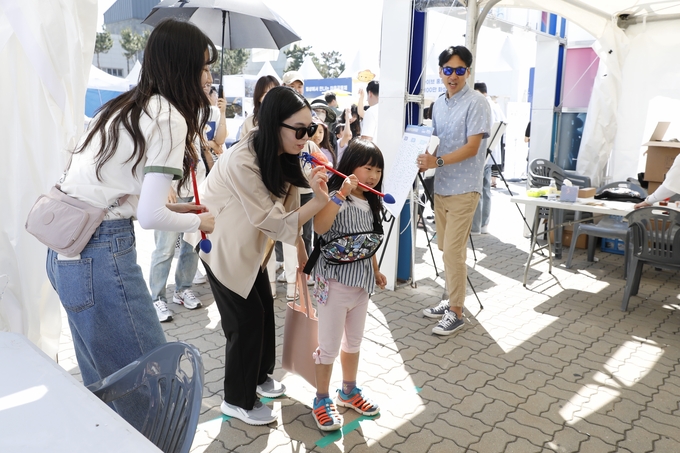 화성 뱃놀이 축제에 참가한 시민들이 축제를 즐기고 있다.. (사진=화성시 제공)