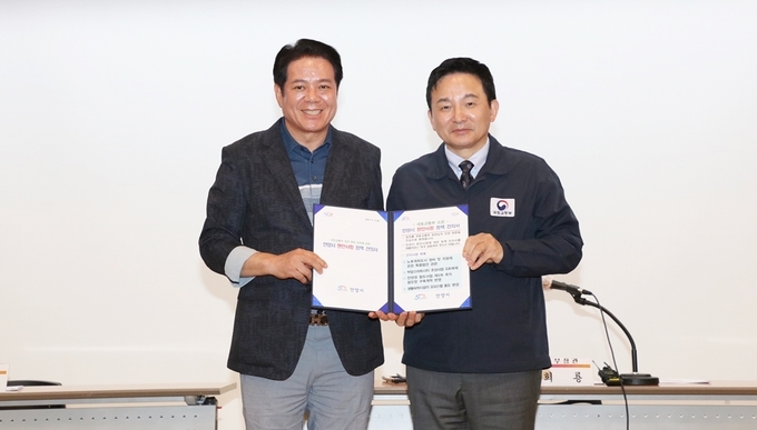 최대호 안양시장(왼쪽)이 2023년 6월 원희룡 국토부장관에게 안양시 현안사항 정책건의서를 전달한 뒤 건의서를 들어보이고 있다. (사진=안양시 제공)