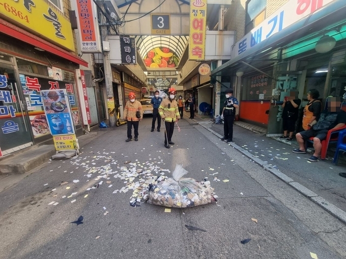 2일 안양시 남부시장에서 발견된 대남 오물풍선. (사진=경기도소방재난본부 제공)
