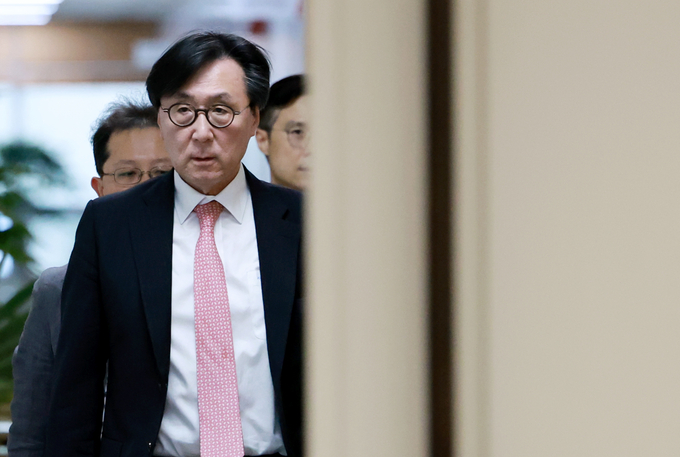 장호진 국가안보실장이 2일 서울 용산 대통령실 청사에서 이날 열린 국가안전보장회의(NSC) 상임위원회 확대회의 관련 브리핑을 하기 위해 브리핑실로 향하고 있다. (사진=연합뉴스)