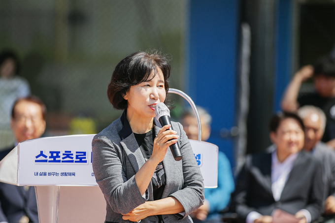 김경희 의장이 화성시장배 전국 유소년 야구대회에 참석해 축사를 하고 있다. (사진=화성시의회 제공)