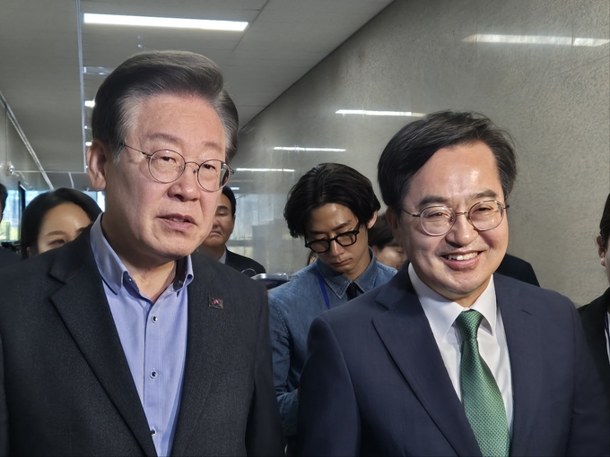 이재명 더불어민주당 대표와 김동연 경기도지사가 3일 국회에서 약 15분 간 비공개 면담을 가진 뒤 국회를 나서고 있다. (사진=김한별 기자)