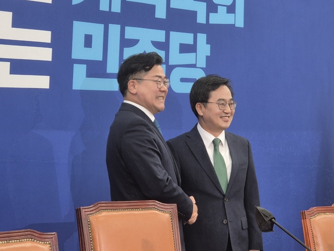 김동연 경기도지사(오른쪽)와 박찬대 더불어민주당 원내대표가 3일 국회에서 만나 기념사진을 찍고 있다. (사진=김한별 기자)