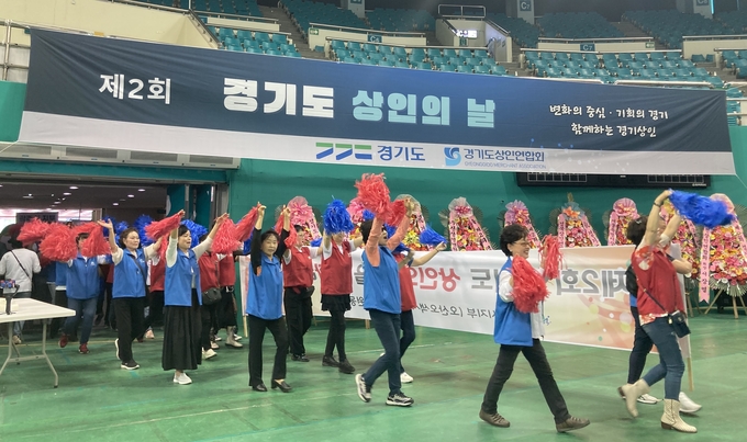 3일 부천시 부천체육관에서 열린 제2회 경기도 상인의 날 행사에서 전통시장 상인들이 입장하고 있다. (사진=경상원 제공) 