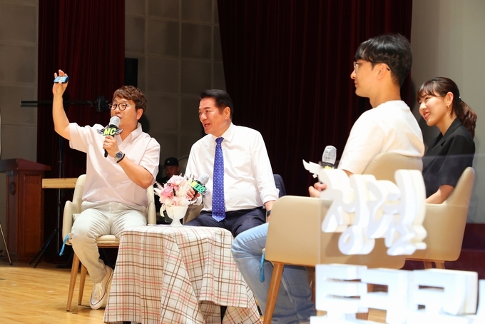 최대호 안양시장이 3일 시청 강당에서 열린 '청렴 소통 콘서트'에 참석해 갑질 타파를 주제로 직원들과 소통하고 있다. (사진=안양시 제공)