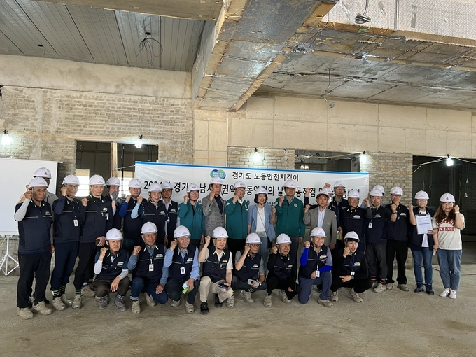 3일 화성시 봉담읍의 ㈜제영이엔씨의 봉담2고교 신축공사 건설현장에서 진행된 ‘6월 노동안전의 날’ 행사에서 금철완 도 노동국장, 신미숙 도의원, 손임성 화성시 부시장, 노동안전지킴이 등 관계자들이 기념촬영을 하고 있다. (사진=경기도 제공)