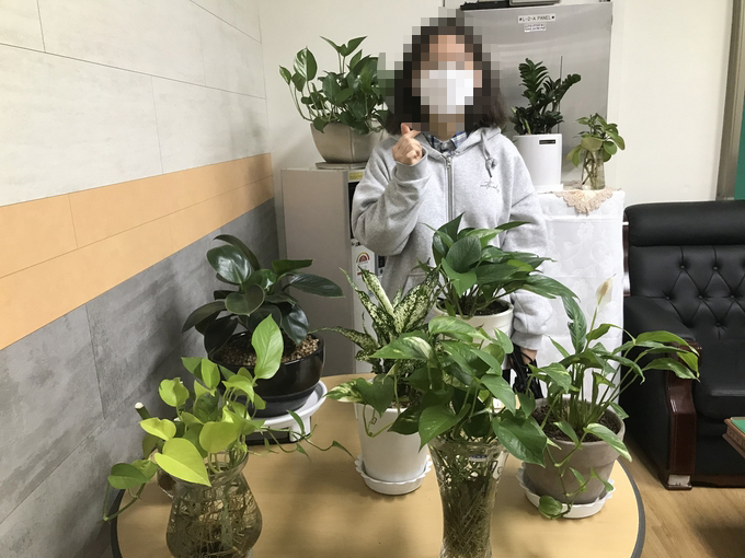 기초학력 보장사업 프로그램 중 식물 관련 수업에 참여한 한 학생의 모습. (사진=부일중학교 제공)