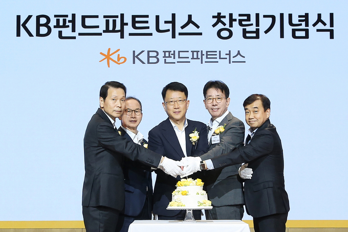 양종희 KB금융그룹 회장(왼쪽 2번째), 이재근 KB국민은행장(오른쪽 2번째), 이민호 KB펀드파트너스 사장(왼쪽 3번째) 등이 'KB펀드파트너스 창립기념식'에서 기념촬영을 하고 있다. (사진=KB국민은행 제공)