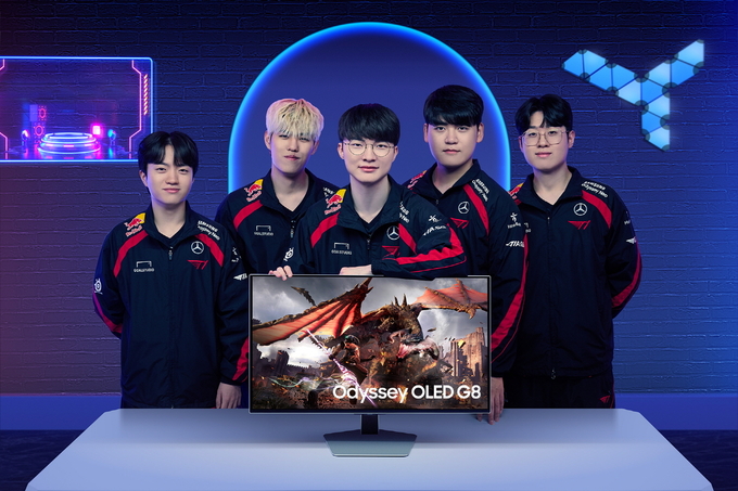 삼성전자 OLED 게이밍 모니터 '오디세이 OLED G8(G80SD)'을 소개하고 있는 (왼쪽부터) 케리아, 오너, 페이커, 구마유시, 제우스. (사진=삼성전자 제공)