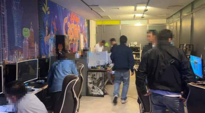  경기남부경찰청이 관내 불법 게임장에 대한 집중단속을 벌이는 모습. (사진=경기남부경찰청 제공)