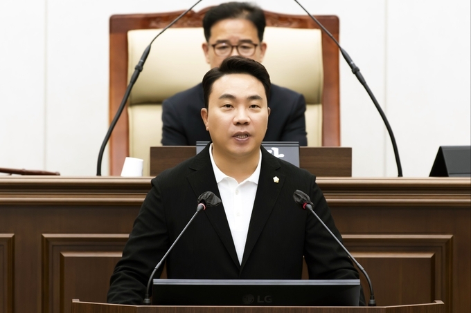김포시의회 배강민 의원이 정례회에서 김병수 시장 공약이행 평가와 관련해 5분발언을 통해 지적하고 있다. (사진=천용남기자)