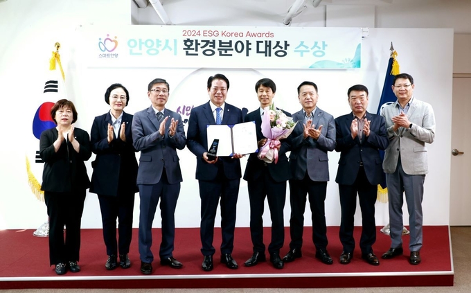 최대호 안양시장(왼쪽 네 번째)이 3일 시청 접견실에서 열린 전수식을 마친 뒤 간부공무원들과 함께 기념촬영을 하고 있다. (사진=안양시 제공)