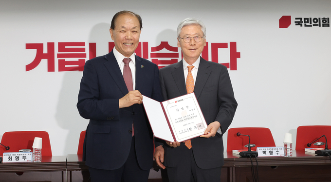 국민의힘 황우여 비상대책위원장(왼쪽)이 4일 여의도 중앙당사에서 여상규 당헌당규개정 특위위원장에게 임명장을 건내고 있다. (사진=연합뉴스)