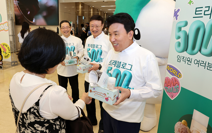 함영주 하나금융그룹 회장(오른쪽), 이승열 하나은행장(가운데), 이호성 하나카드 대표이사(왼쪽)가 트래블로그 서비스 500만 돌파 기념행사에 참석해 임직원들에게 감사 인사를 전하고 있다. (사진=하나금융그룹 제공)