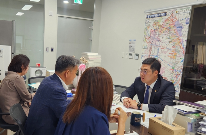 최민(민주·광명2) 경기도의원과 경기도 관계자들이 지난 3일 경기도의회에서 교통약자를 위한 경로당 접근성 개선 방안을 논의하고 있다. (사진=경기도의회 제공)