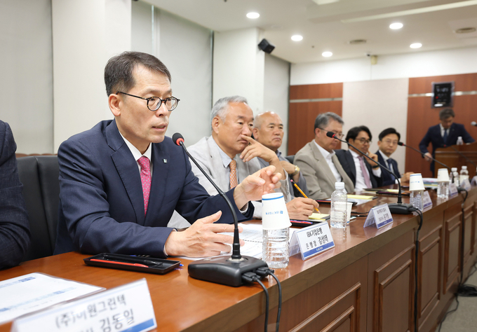 김성태 IBK기업은행장이 중소기업 현장 간담회에서 중소기업 대표들과 대화하고 있다. (사진=JBK기업은행 제공)