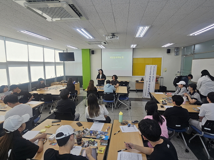 4일 경기대학교 수원캠퍼스에서 열린 ‘2024년도 대학생 정치참여 연수’에서 경기대 행정학과 재학생들이 교육을 받고 있다. (사진=경기도선거관리위원회 제공)