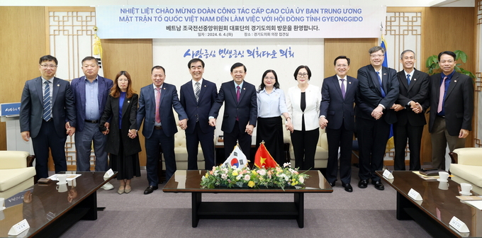 4일 경기도의회 의장 접견실에서 염종현 경기도의회 의장, 서현옥(민주·평택3) 도의원, 조국전선중앙위원회 대표단이 접견을 진행하고 기념촬영을 하고 있다. (사진=경기도의회 제공)