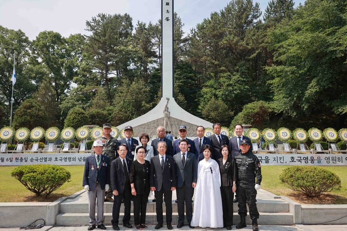 이상일 용인특례시장을 비롯해 윤원균 용인특례시의회 의장 등 관계자들이 처인구 김량장동 중앙공원 내 현충탑에서 제69회 현충일 추념식을 진행했다. (사진=용인시 제공)