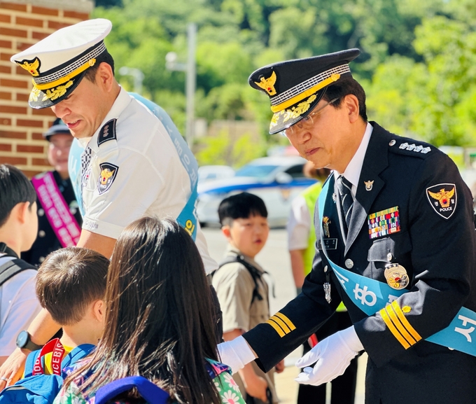 김신조 시흥경찰서장은 지난 4일 시흥시 조남동 소재 조남초등학교 앞에서 ‘도로 위 평온한 일상’ 확보 위한 스쿨존 교통안전 캠페인을 펼쳤다. (사진=시흥경찰서 제공)