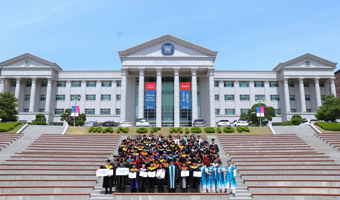 경복대학교 직원들이 ‘개교 32주년 기념식 및 우당대상 수여식’을 마치고 기념사진을 찍고 있다. (사진=경복대 제공)
