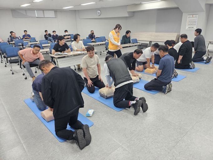 용인도시공사가 생활환경팀 직원 38명을 대상으로 ‘직원 심폐소생술 교육’을 실시했다. (사진=용인도시공사 제공)