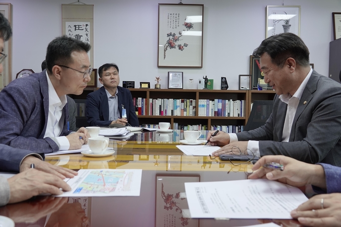 민주당 윤호중(오른쪽)) 국회의원이 국토교통부 및 한국도로공사 관계자와 만나 세종-포천 고속도로 내 한강횡단교량의 구리대교 명칭 제정을 요구하고 있다.(사진=윤 의원실 제공)