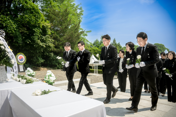 남양주시의원들이 제69회 현충일 추념식에 참석해 헌화하고 있다. (사진=남양주시의회 제공) 