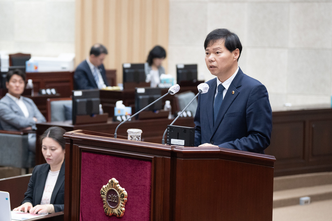 제295회_인천시의회 제1차 정례회 제4차 본회의에서 임지훈 의원이 교육전반에 관한 시정질의를 하고 있다. ( 사진 = 인천시의회 제공 )