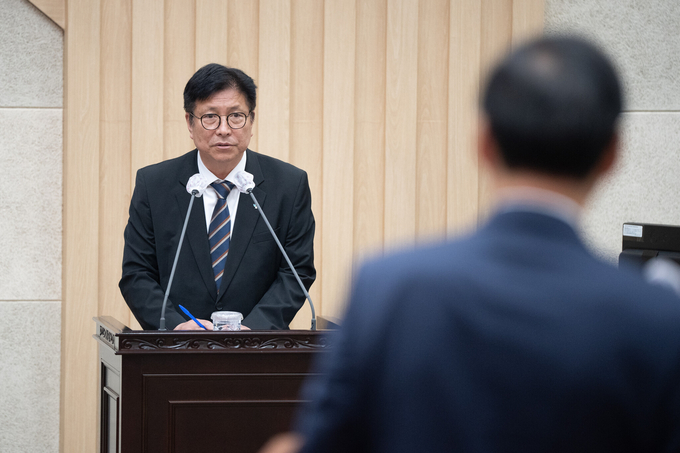 제295회_인천시의회 제1차 정례회 제4차 본회의에서 임지훈 의원이 교육전반에 관한 시정질의를 하고 있다. ( 사진 = 인천시의회 제공 )
