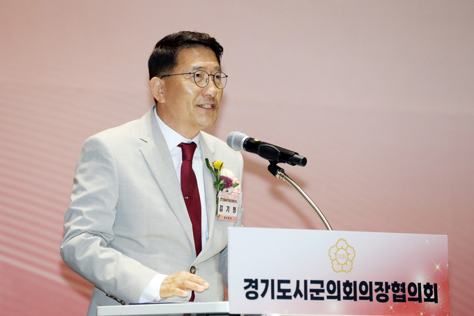 지난 7일 수원컨벤션센터에서 개최된 경기도시군의회의장협의회 의정대상 및 지방의정봉사상 수여식에서 김기정 수원시의회 의장이 발언하는 모습. (사진=수원시의회 제공)