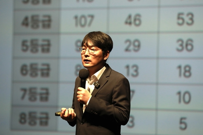 서울대입학사정관 출신 정성민 소장이 2025학년도 입시전락을 소개하고 있다. (사진=화성인재육성재단 제공)