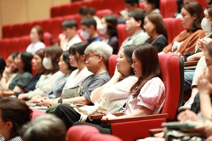 8일 오전 동탄복합문화센터 반석아트홀에 동부권 진학설명회에 참석한 학부모들 모습. (사진=화성시인재육성재단 제공)