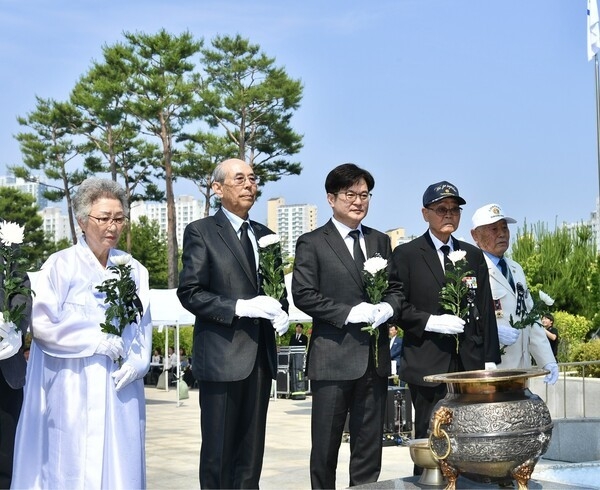 좌로부터 전몰군경미망인회 문송순 회장, 전몰군경유족회 김광평 회장, 김병수 시장, 무공수훈자회 이만식 회장, 6.25참전유공자회 신재천 회장. (사진=김포시 제공)