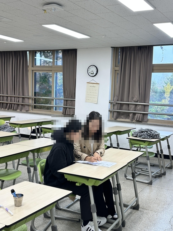 수업 중인 여주고 교사와 학생의 모습. (사진=여주고등학교 제공) 