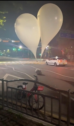  파주시 금천동에서 발견된 오물풍선. (사진=연합뉴스 제공)