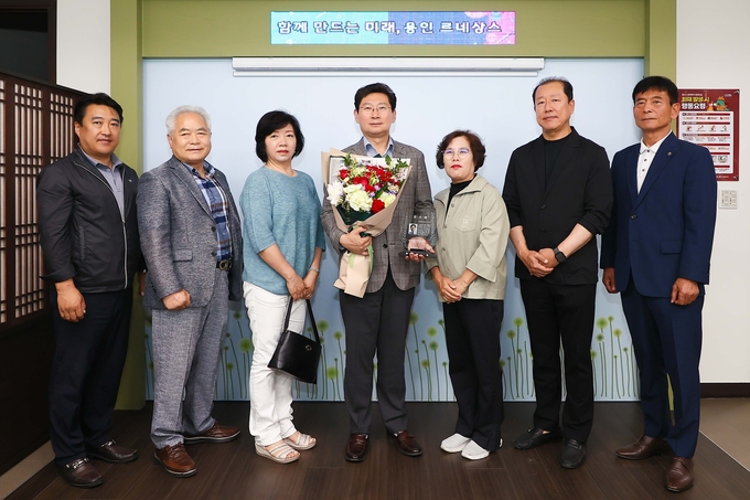 이상일 용인시장이 처인구 김량장동 용인8구역주택재개발정비사업조합원들에게 지역 사회 발전에 기여한 유공으로 감사패를 받았다. (사진=용인시 제공)