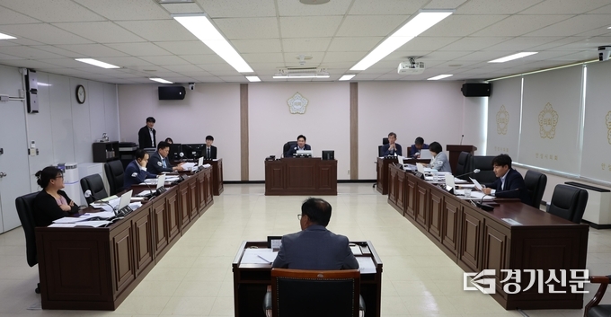안성시의회 제224회 제1차 정례회 2차 조례등심사특별위원회 모습. (사진=안성시의회 제공)