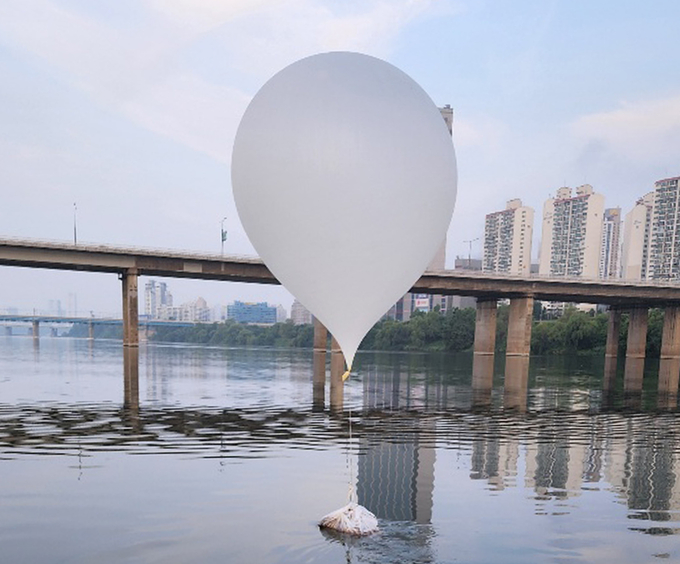 9일 오전 서울 한강 잠실대교 인근에서 발견된 대남 풍선. (사진=합동참모본부 제공)