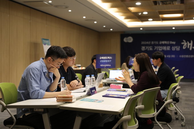 지난 4일 수원컨벤션센터에서 열린 ‘경기도 규제샌드박스 지원사업 성과공유 및 설명회’에서 유관기관·기업 관계자들이 상담을 진행하고 있다. (사진=경과원 제공)