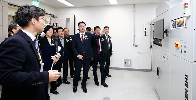 정명근 화성시장이 소공인 복합지원센터를 둘러보고 있다. (사진=화성시 제공)