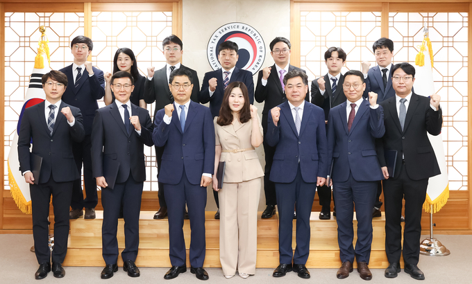 10일, 정부세종청사 국세청에서 열린 'AI 업무혁신 TF' 임명장 수여식에서 김창기 국세청장(앞줄 왼쪽 세 번째부터), 박현주 TF팀장, 김태호 국세청 차장이 기념 촬영하고 있다. (사진=국세청 제공) 