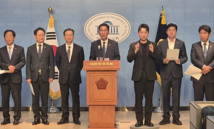 남북 접경지역에 지역구를 둔 더불어민주당 국회의원들이 10일 오후 국회에서 기자회견을 열고 남북 당국에게 적대행위를 즉각 중단하고 대화에 나설 것을 촉구하고 있다. (사진=김한별 기자)
