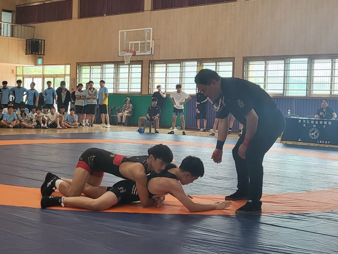 10일 수원 수성중 체육관에서 열린 2024년 경기도교육감배 레슬링대회에서 중등부 그레코로만형 결승전 경기가 진행되고 있다. (사진=경기도레슬링협회 제공)
