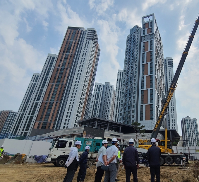 10일 남양주 다산신도시 공공건설 현장에서 경기주택도시공사(GH) 관계자들이 안전점검을 실시하고 있다. (사진=GH 제공)